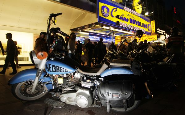 HarleyHH2011   277.jpg - Hamburger Harley Days 2011, Harley Davidson, Reeperbahn, bike, bikes, Motorrad, Fans, Zuschauer, Besucher, Gaeste, St. Pauli,  *** Local Caption *** copyright:Henning AngererGneisenaustrasse 1820253 HamburgTel 0175 244 32 72henning.angerer@hanse.netBankverbindung:Santander, BLZ 200 101 11, Konto-Nr. 22 63 63 63 00